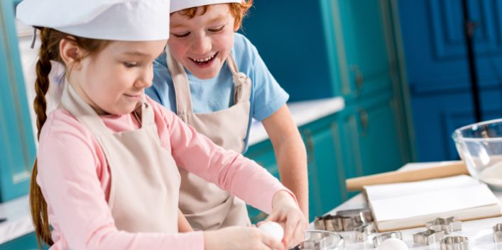 adorable-happy-little-kids-in-chef-hats-and-aprons-G2GKCX2 (1)